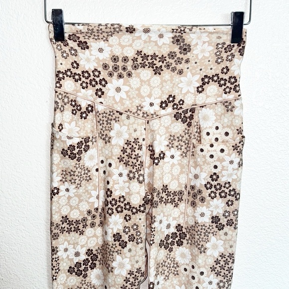 OFFLINE By Aerie Real Me 7/8 High Waisted Neutral Floral Pocket Legging - Picture 2 of 7